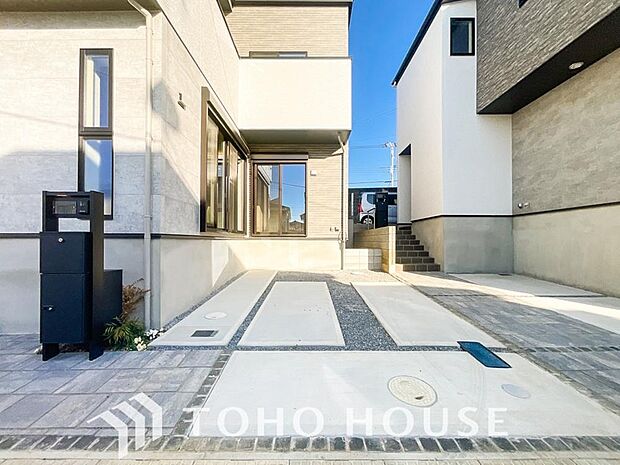 ゆったりとした駐車スペースを確保いたしましたので、大きめのお車でも駐車可能です。