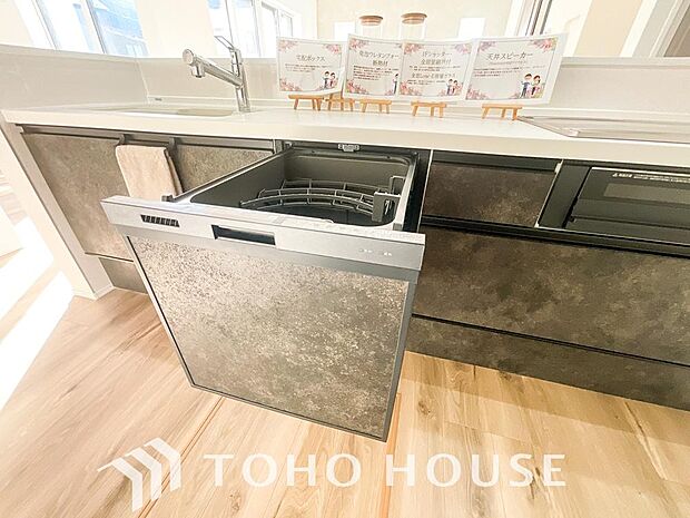 高温水や高圧水流を使う事で効率よく食器洗浄できます。殺菌効果も高いので哺乳瓶等を洗う際にも便利です。