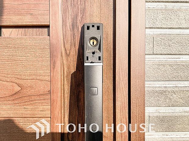 ICチップを用いたカードキー等で玄関扉の施錠＆解錠が出来る設備。最近は鍵穴の無いドアも増えてます。