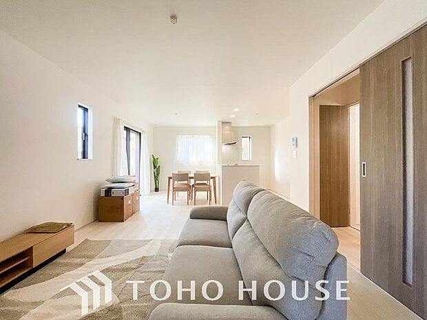 リビングも広く設け、訪れる人々を暖かく迎えてくれます。