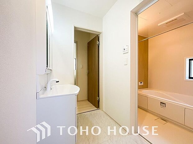 身だしなみのチェックがしやすい大きな鏡、下には収納がたっぷり。スッキリとした空間を演出いたします。