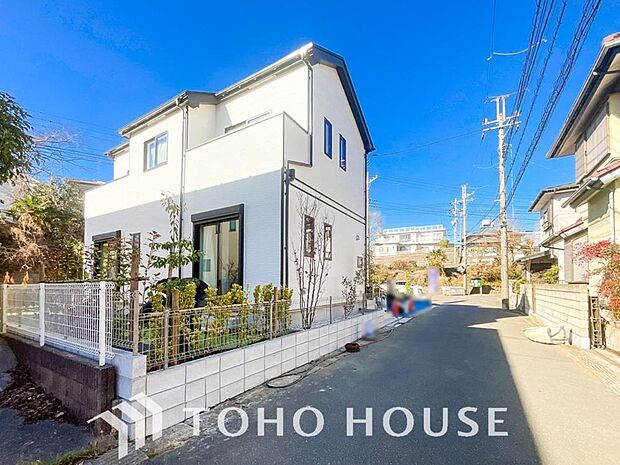 周辺環境とのコラボレーションにより明るく開放的な空間を演出しております。