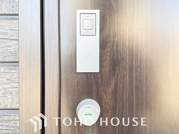 防犯対策への意識が高まっている最近では、補助錠として鍵穴のない電子錠を選ぶ方も増えています。