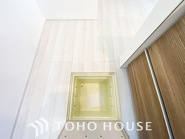 食品ストックや非常食・保存食の保管庫として活用できます。住まいの床下点検口としての役割もあります。