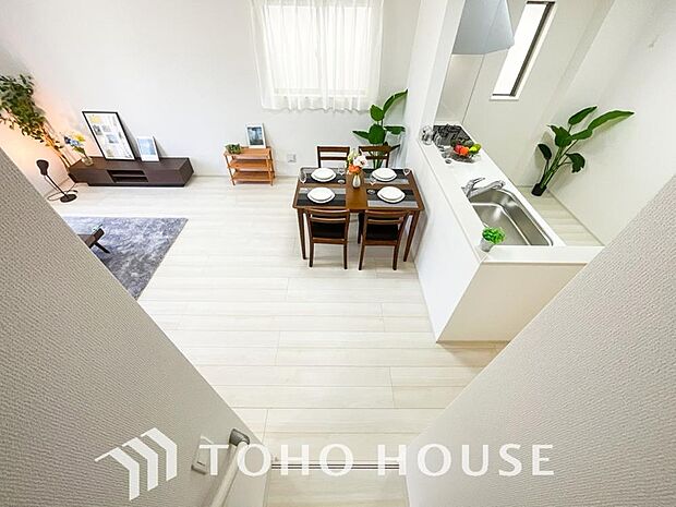 光が注がれる青い空から鮮やかに赤色にゆっくりと染まる。そんな優しい時間がここでは流れてゆく。