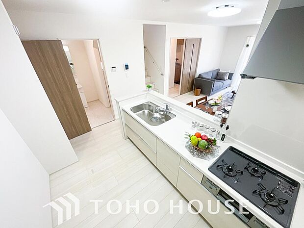 キッチンの収納は、デッドスペースになりやすい箇所を有効活用できる、スライド式収納を採用しました。