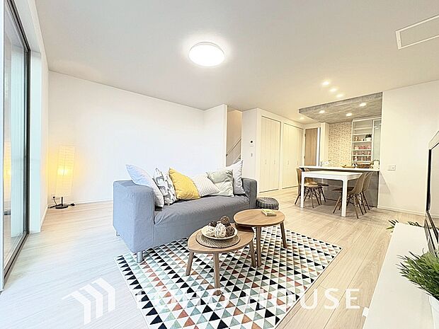 光が注がれる青い空から鮮やかに赤色にゆっくりと染まる。そんな優しい時間がここでは流れてゆく。