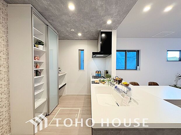 夫婦そろってキッチンに立っても調理がしやすく余裕の広さ。家事をしながら会話も弾みます。