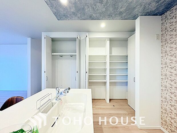 忙しい共働き世帯など、食品の買い置きや日用品のストックに大変便利なパントリー収納が備わってます。