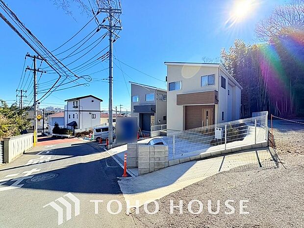 周辺環境とのコラボレーションにより明るく開放的な空間を演出しております。