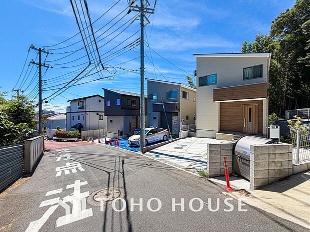 周辺環境とのコラボレーションにより明るく開放的な空間を演出しております。