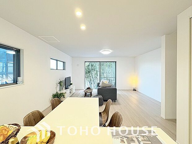 リビングも広く設け、訪れる人々を暖かく迎えてくれます。