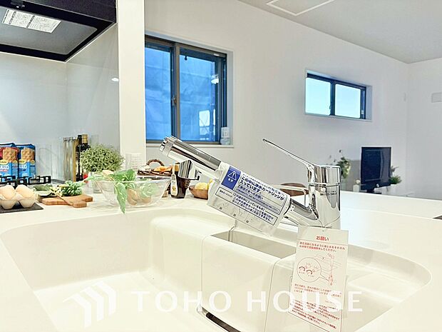 ワンタッチで浄水と原水を切り替えできる浄水器一体型水栓は水道水に含まれる有害物質を除去してくれます。