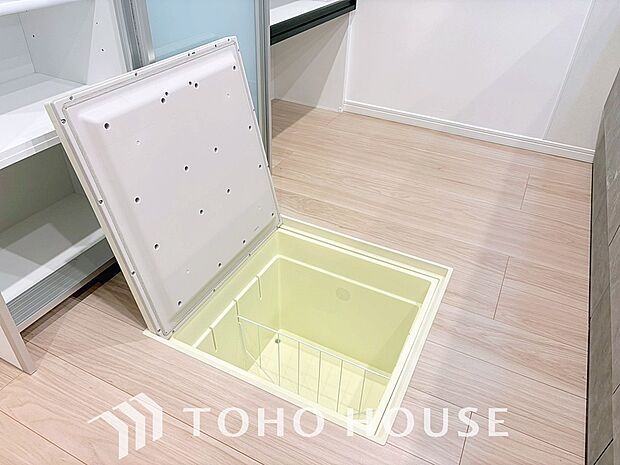 食品ストックや非常食・保存食の保管庫として活用できます。住まいの床下点検口としての役割もあります。