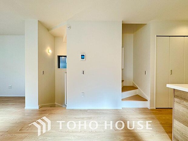 明るく穏やかな空気の中で飲んだり、食べたり、笑ったり。一日の中で多くの時間を過すことになるリビング。