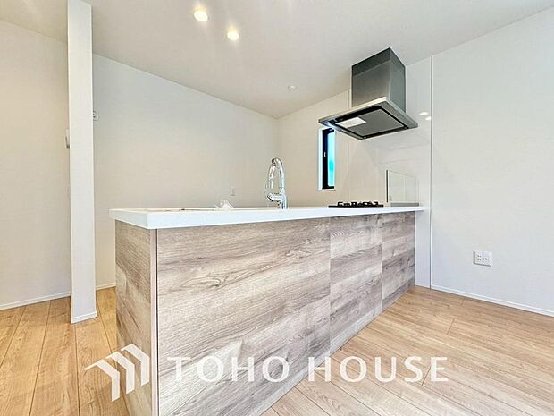 美しく使いやすいキッチン空間。優しい温もりを醸し出すキッチンは料理の為の配慮を随所に注ぎました。