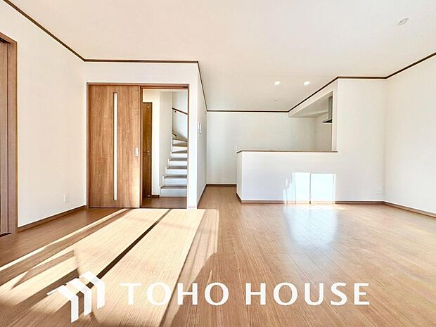 リビングも広く設け、訪れる人々を暖かく迎えてくれます。