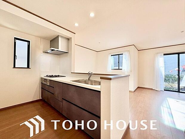 キッチンの収納は、デッドスペースになりやすい箇所を有効活用できる、スライド式収納を採用しました。