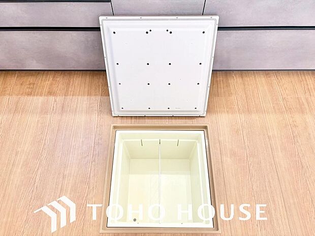 食品ストックや非常食・保存食の保管庫として活用できます。住まいの床下点検口としての役割もあります。