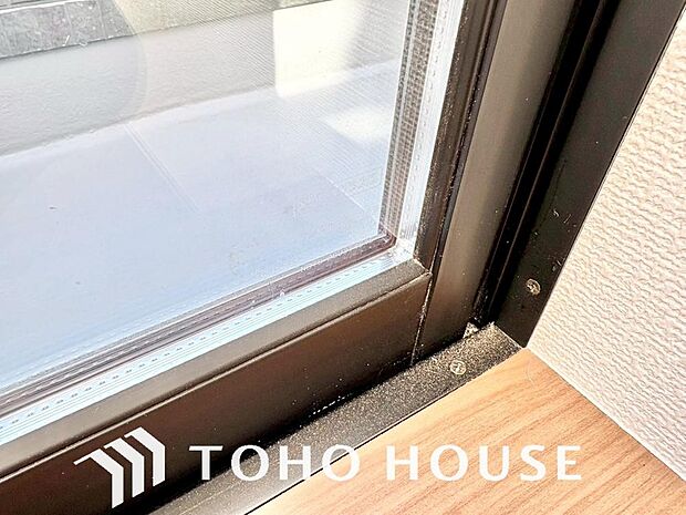 二層のガラスの間に空気層や特殊ガス層を作ることで断熱性能や結露防止効果を高めたサッシを装備してます。