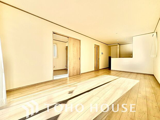 リビングも広く設け、訪れる人々を暖かく迎えてくれます。