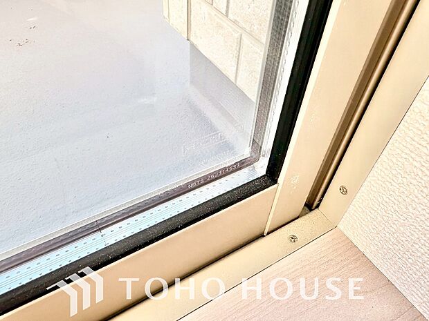 二層のガラスの間に空気層や特殊ガス層を作ることで断熱性能や結露防止効果を高めたサッシを装備してます。