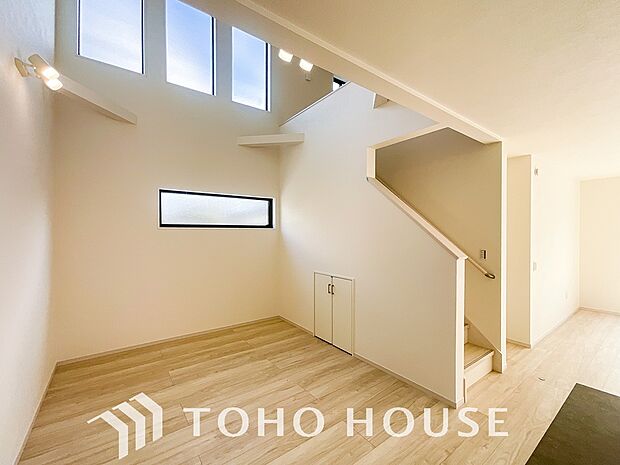 光が注がれる青い空から鮮やかに赤色にゆっくりと染まる。そんな優しい時間がここでは流れてゆく。