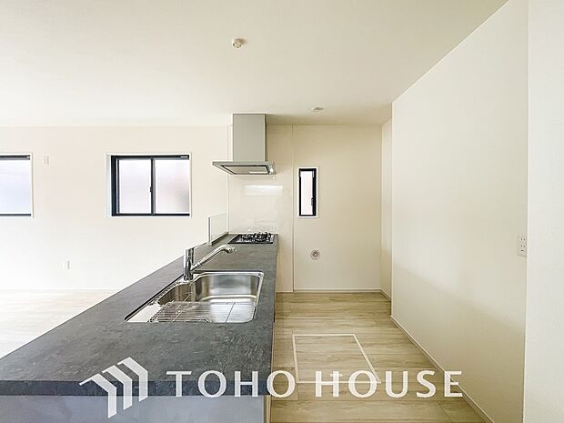 広々キッチンを採用。みんなで作った料理を召し上がりながらの会話は、どのような物になるのでしょうか。