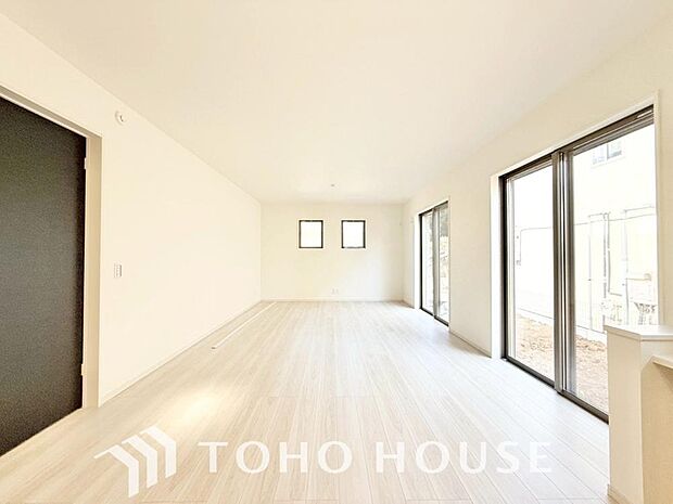 爽やかな通風と採光を存分に感じる事が出来る空間。毎日の暮らしに癒しをもたらす居心地の良いリビング。