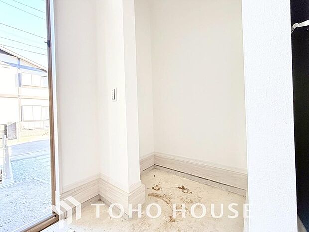 居室にはクローゼットを完備し、自由度の高い家具の配置が叶うシンプルな空間です。