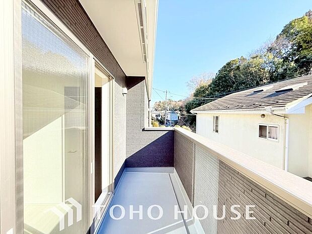 暖かい陽ざしが差込むバルコニー。晴れた日には、洗濯物が良く乾きます。風通しも良好です。