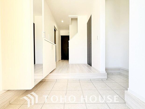 ゲストを招き、家族を迎える玄関は、ディスプレイや照明にこだわってみてはいかがでしょうか。