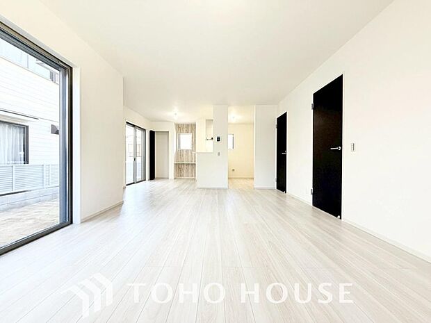 爽やかな通風と採光を存分に感じる事が出来る空間。毎日の暮らしに癒しをもたらす居心地の良いリビング。