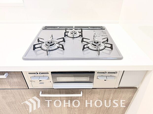 3口コンロは一度に複数のお料理を作ることができるメリットがあります。毎日のキッチンタイムを効率よく。