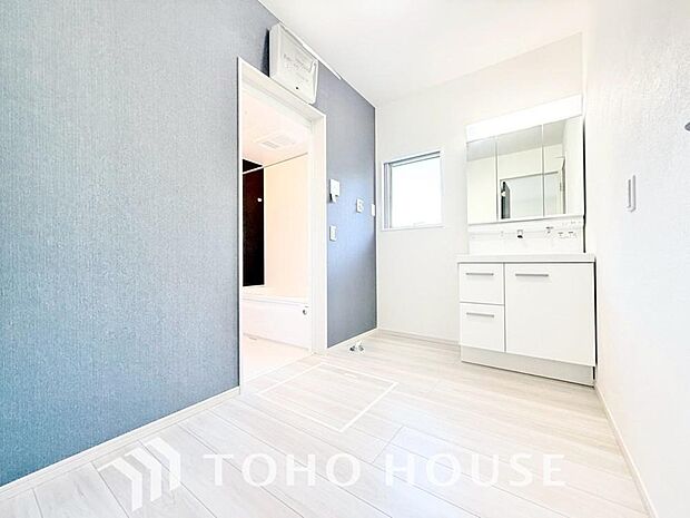 平日の朝であっても、落ち着きとくつろぎを感じられる空間。気持ちよく身だしなみを整えられます。