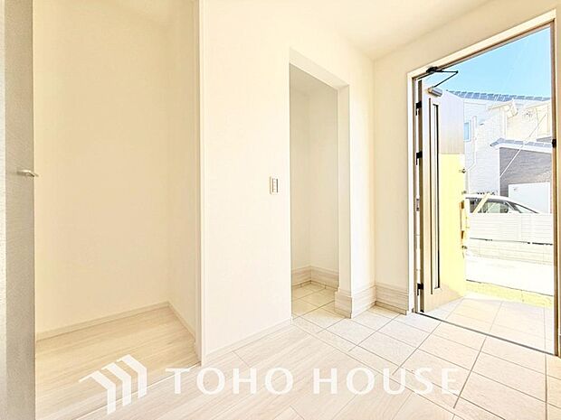 ベビーカーやレジャー道具、スポーツ用具等を収納することができるシューズクロークがございます。