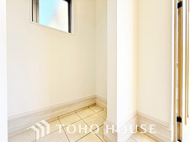 建物内部の収納にはこだわりを持ちました。共有部分に設置した収納スペースはお荷物の多い方にも安心です。