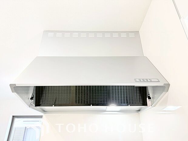 昨今主流のスリムタイプのレンジフード。そのスタイリッシュな見た目から、インテリアとしても高い人気がある型です。また、スリム型の大きなメリットとして、掃除のしやすさがあります。