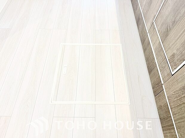 床下収納の場合は使っていない空間を有効利用するので、キッチンを狭くすることなく収納場所を増やせます。