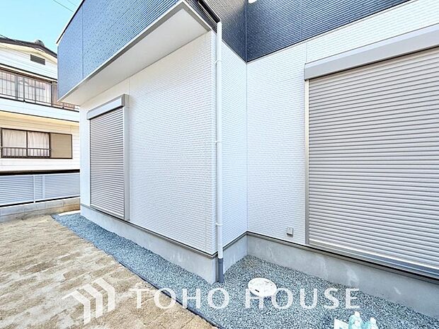 戸建にも防犯機能のシャッターを完備しております。寒い冬でも中から開閉が可能ですのでラクラクな所も便利です。