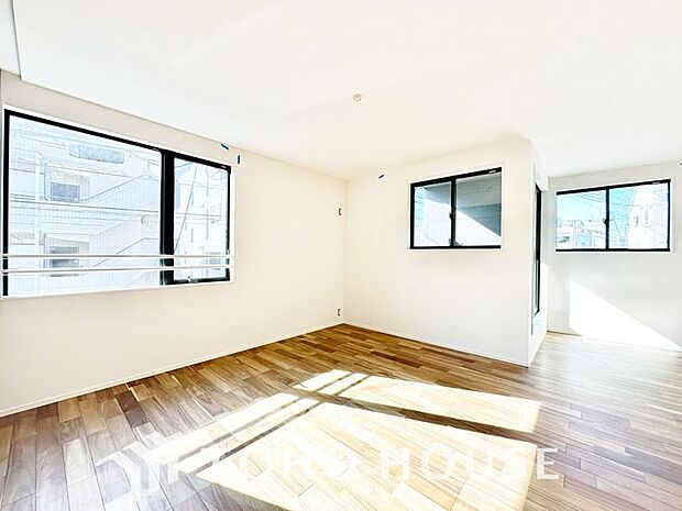 光と風があふれる開放的なリビングダイニングには自然と家族みんなが集まってきます。