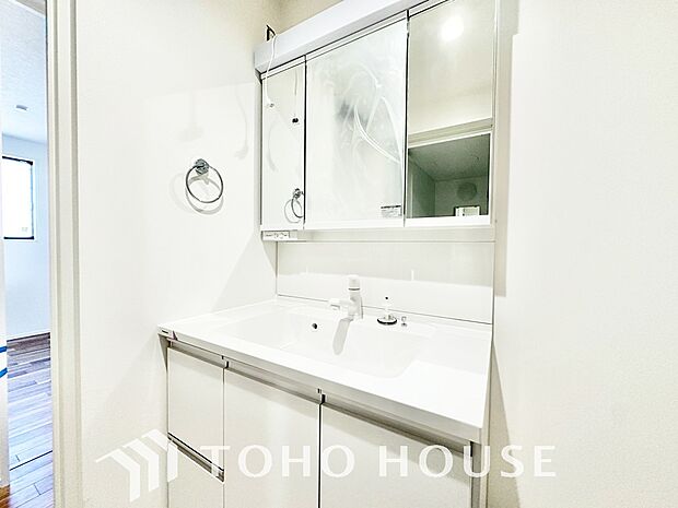 洗面台には三面鏡を採用。鏡の後ろに収納スペースを設ける事により洗面台周りもすっきりします。