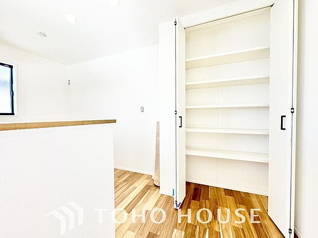建物内部の収納には拘りました。共有部分に設けた収納。お荷物が多い方にも安心です。