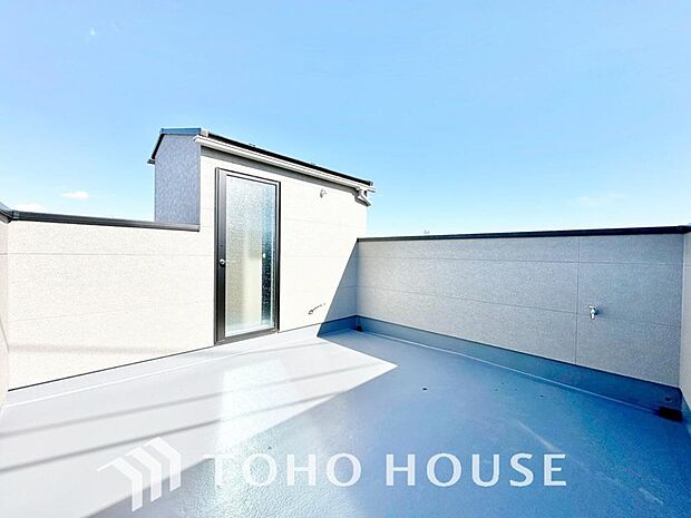 通風・採光に優れ、心地よい光と風があふれています。優しい陽射しが差し込むバルコニーとなっております。