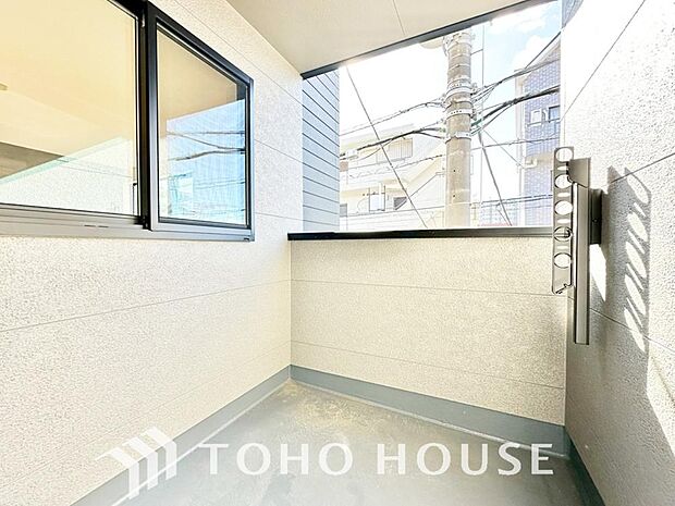 頬をなでる優しい風を感じることが出来るバルコニー。つい深呼吸をしたくなる気持ちの良い眺望です。