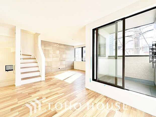 爽やかな通風と採光を存分に感じる事が出来る空間。毎日の暮らしに癒しをもたらす居心地の良いリビング。