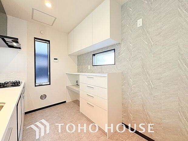 作業スペースを多くとった対面キッチン。夫婦そろってキッチンに立っても調理がしやすくゆとりある広さ。