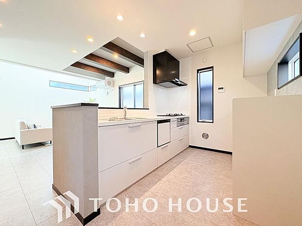 キッチンの収納は、デッドスペースになりやすい箇所を有効活用できる、スライド式収納を採用しました。