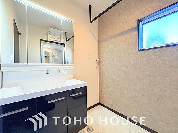 手で洗いたい大切な服など、広く使えると助かる洗面台は汚れの付きにくい形状と素材で造られております。