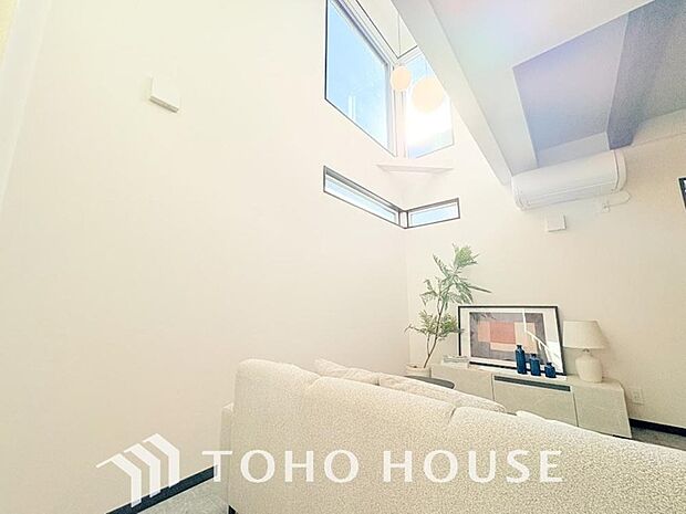 リビングも広く設け、訪れる人々を暖かく迎えてくれます。